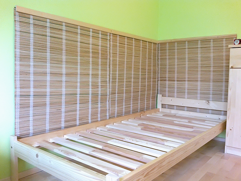 Montáž bambusové rohože na stěnu za postel